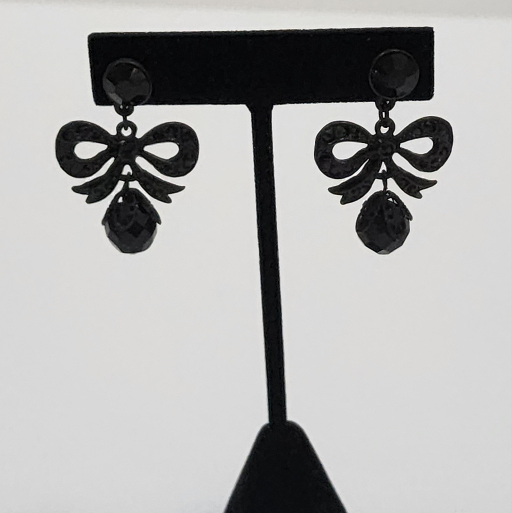 DRESSY BLACK EARRINGS WITH FACETED AND PAVE STONES PIERCED NEW NO TAG
